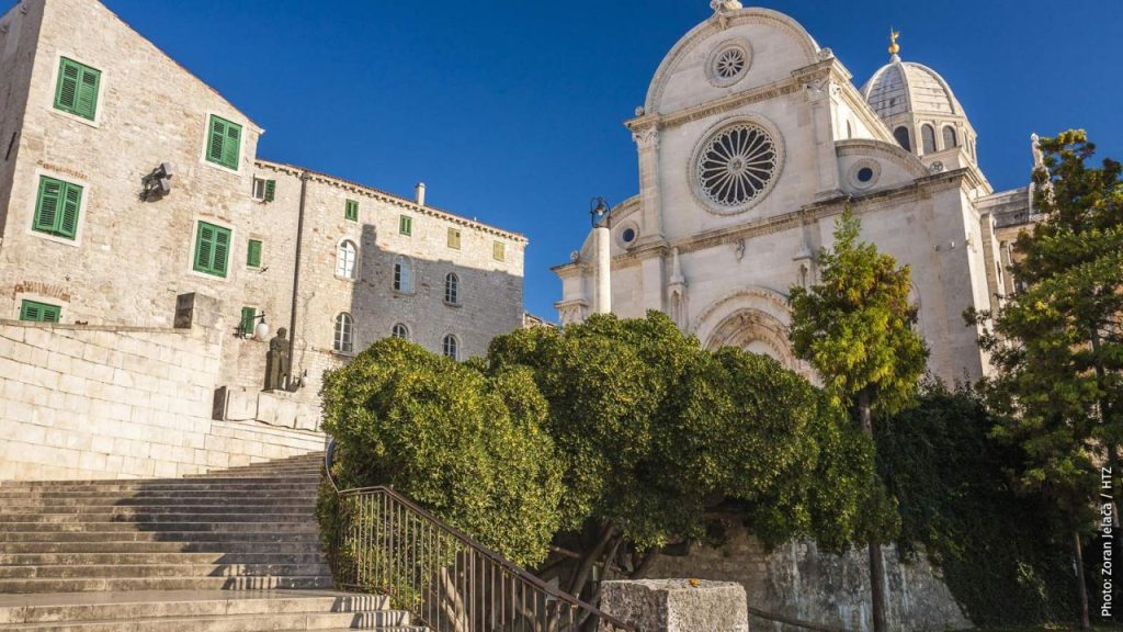 View along the Pakostane to Sibenik cycling route